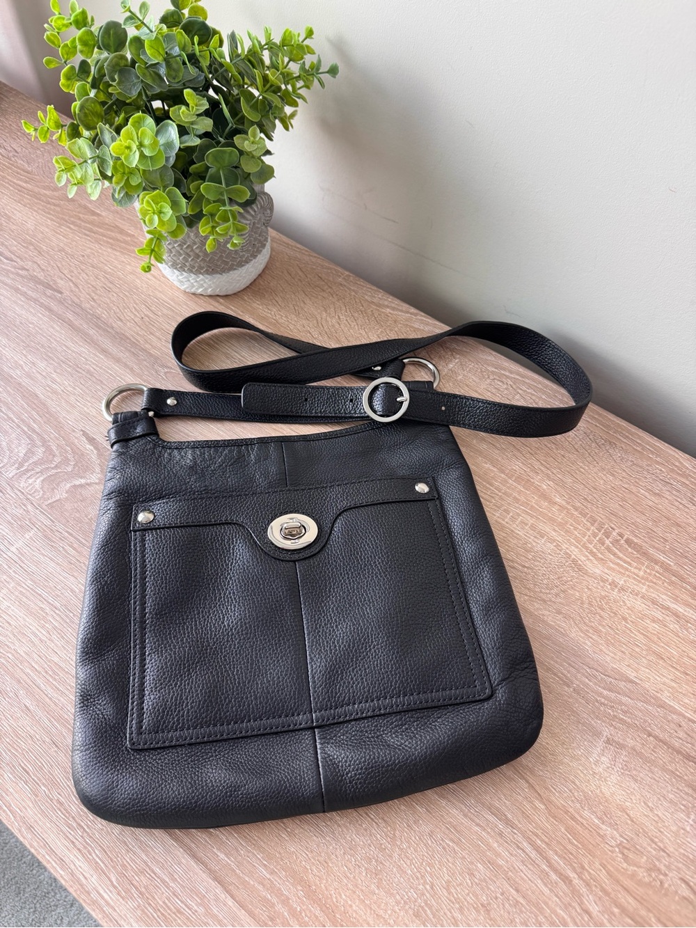 Coach Penelope Black Leather Crossbody Hobo Turnlock Pocket F16533